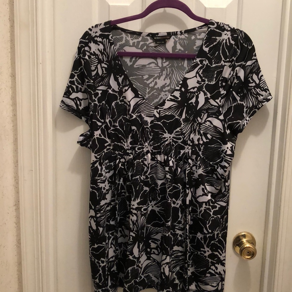 BCBG MAXAZRIA black and white v- neck top